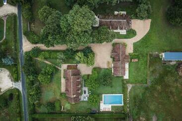 ペンション La Grange De Léonie, Chambres D Hôtes Avec Piscine Et Spa