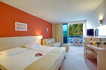 Отель Sunny Poreč By Valamar, Ex Crystal
