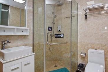 هتل 7 Days Inn Hefei Railway Station Square Branch