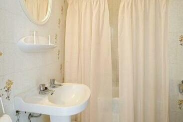 هتل Hostal La Perla