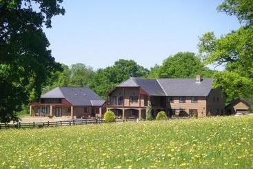 Acorn Court Country House