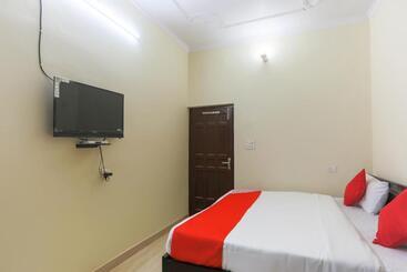 בית מלון כפרי Flagship 48731 Pradeep Hostel