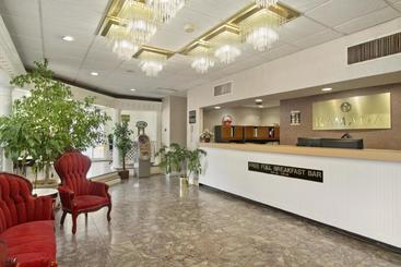 هتل Ramada By Wyndham Roanoke