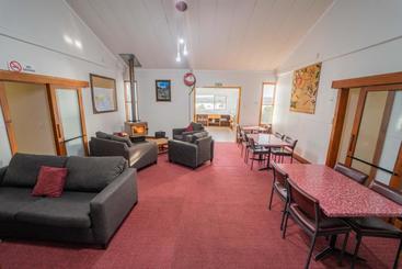 هاستل Lone Moose Backpackers