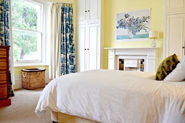 Cottage 3 Bedroom Clapham Home With Patio