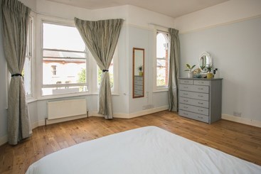 Spacious 3 Bedroom House In Dulwich