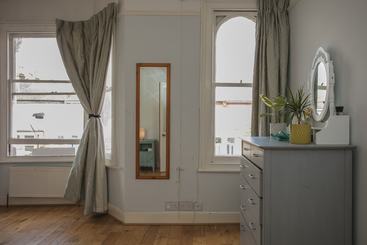 Spacious 3 Bedroom House In Dulwich