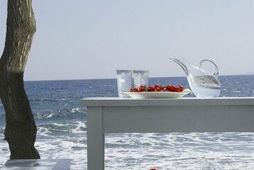 هتل Thalassa Seaside Resort & Suites
