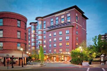 هتل Courtyard By Marriott Boston Brookline