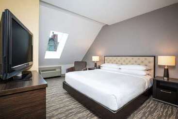 هتل Hilton Whistler Resort & Spa