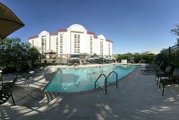 هتل Comfort Suites University