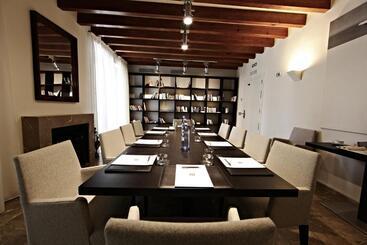 Petit Palace Hotel Tres