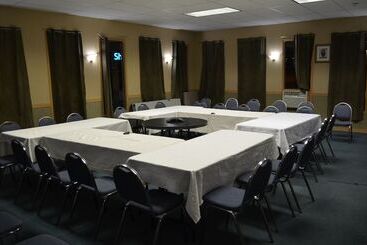 Отель Canadas Best Value Inn & Suites Castlegar