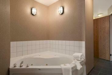 هتل Days Inn By Wyndham Prince Albert