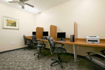 هتل Days Inn By Wyndham Prince Albert