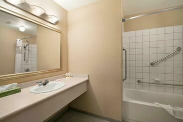 هتل Days Inn By Wyndham Prince Albert