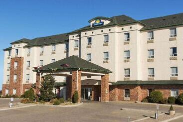 هتل Days Inn By Wyndham Saskatoon