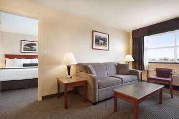 בית מלון כפרי Days Inn & Suites By Wyndham Langley