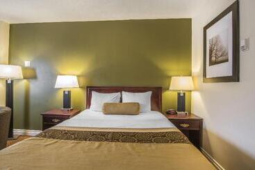 فندق Econo Lodge Inn & Suites High Level
