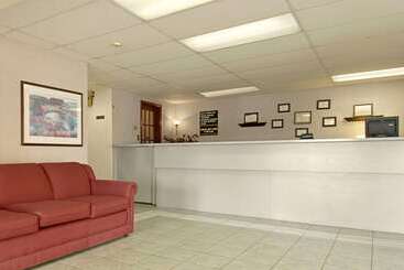 Motel Super 8 By Wyndham Red Deer