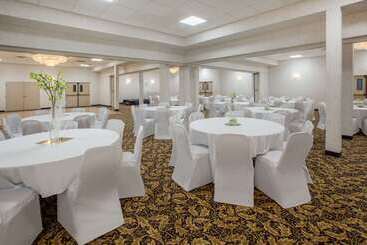فندق Baymont By Wyndham South Haven