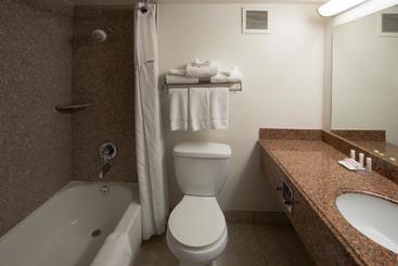 هتل Ramada By Wyndham Medford  & Conference Center