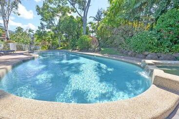 Отель Beachfront Apartments On Trinity Beach