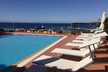 Отель Pithaecusa