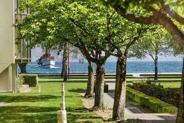 Novotel Queenstown Lakeside