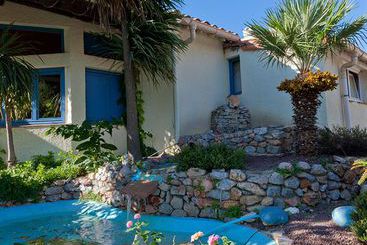 استراحتگاه Malibu Village
