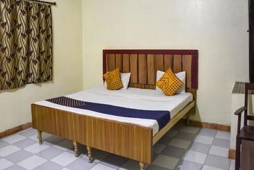 בית מלון כפרי Spot On 75610  Aditya Residency