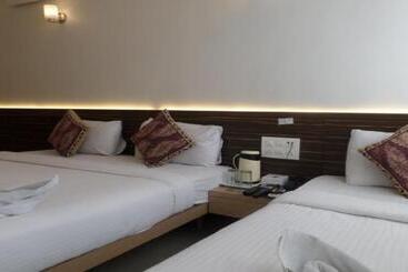 בית מלון כפרי Saiprasad Executive Solapur