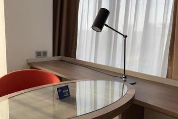 هتل Holiday Inn Express Ulanqab Jining