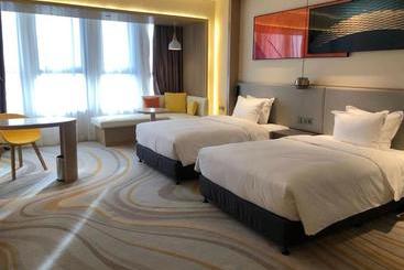 هتل Holiday Inn Express Ulanqab Jining