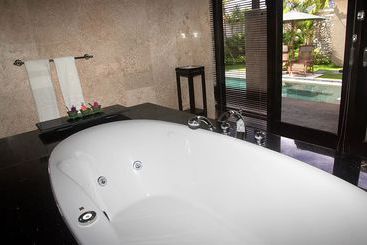 هتل Hillstone Uluwatu Villa