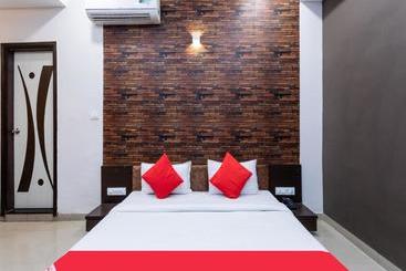 בית מלון כפרי Oyo 77185 Sri Balaji Residency