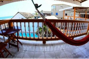 فندق Charo´s Hostal