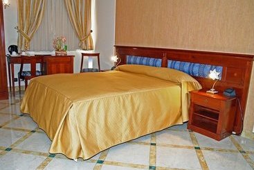 هتل Ypsigro Palace