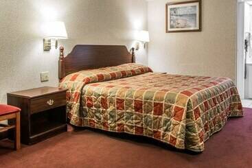 בית מלון כפרי Rodeway Inn