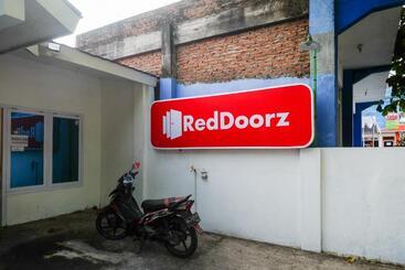 בית מלון כפרי Reddoorz Syariah At Griya Merbotan Demak