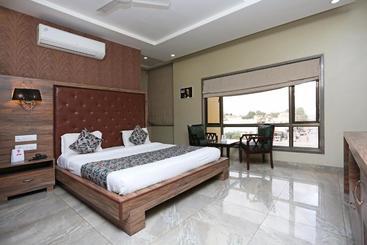 호텔 Oyo 10226  Surya Palace