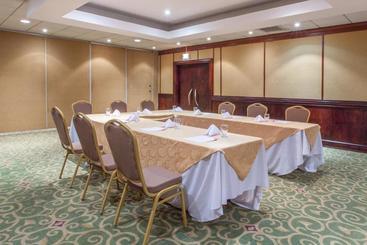 هتل Crowne Plaza San Pedro Sula