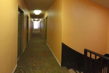 هتل Discovery Inn