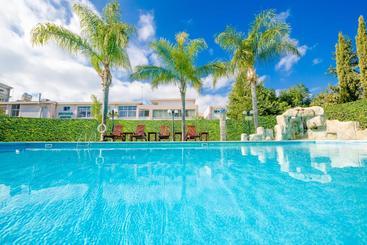 Estella Hotel And Apartments