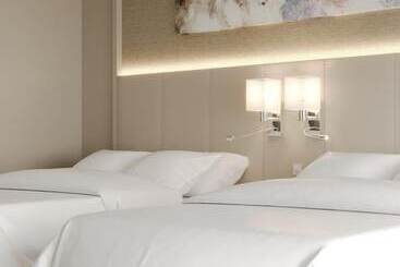 Hotel Millennium Lakeview