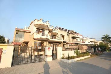 فندق Oyo 9049 Pearl Grand