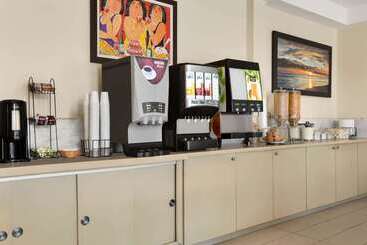 فندق على الطريق Days Inn By Wyndham Montreal East