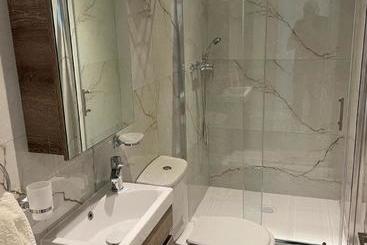 تختخواب و صبحانه La Reggia Seaview Guesthouse