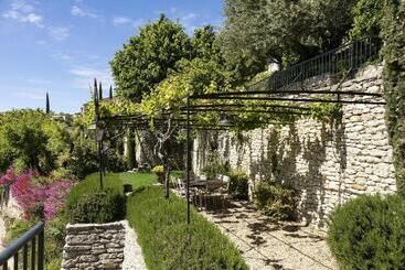 هتل Airelles Gordes, La Bastide