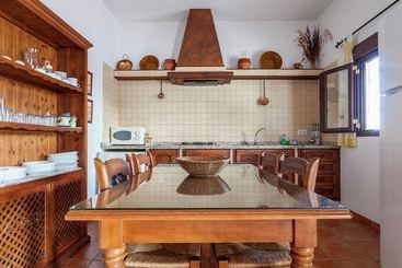 Andalusian Villa With Private Pool And Tennis Court Located 30 Km From Cordoba